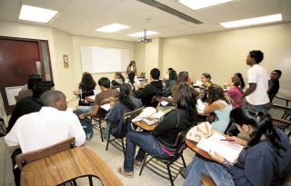 En educación hay muchas cosas que resolver, dijo la viceministra académica Agnes De León.  Archivo