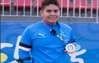 Juan Diego Pérez con su medalla de plata. Foto: Pandeportes