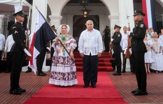El mandatario junto a la abanderada  Maritza Cedeño Vásquez. Foto: Cortesía