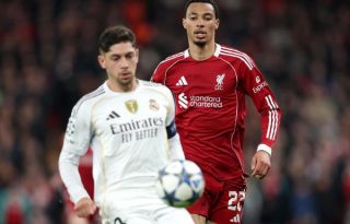  Federico Valverde, del Real Madrid (blanco) y Hugo Ekitike, delo Liverpool,  durante su partido de la UEFA Champions League. Foto: EFE 