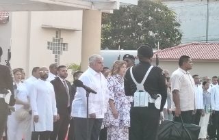 A las 7:00 de la mañana iniciaron los actos protocolares en la provincia de Colón, para celebrar el 5 de noviembre. Foto. Diómedes Sánchez