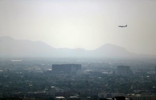 Capa de contaminación sobre la Ciudad de México (México). EFE/ Isaac Esquivel