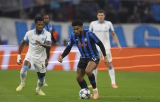 El panameño Michael Amir Murillo del Marsella (izq.) acecha al jugador Ederson del Atalanta. Foto: EFE