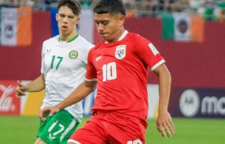 Adrián Olivardía con el balón; lo escolta el irlandés Max Kovalevskis. Foto: Cortesía FPF