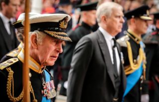 El rey Carlos III y el príncipe Andrés. Foto: EFE / EPA /Olivier Hoslet 