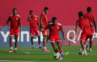 Estevis López patea el balón, durante los entrenamientos de Panamá Sub-17. Foto: FPF 