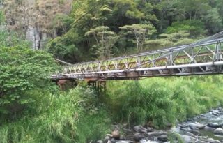Antiguo puente zarzo sobre el río Caldera, en Chiriquí, el cual fue desmantelado. Este es uno de los ríos más caudalosos del territorio. Foto: Archivo