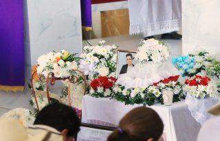 La cajita con los restos de Esteban reposaron en el centro de la parroquia. Foto: Landro Ortiz / Crítica