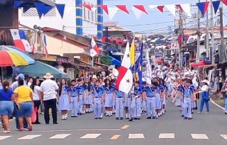 En el desfile participaron  más de 40 delegaciones estudiantiles y bandas independientes, tanto locales como provenientes de otras provincias. Foto. Thays Domínguez