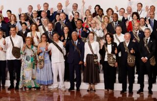 El presidente de Colombia Gustavo Petro (ci), acompañado de los asistentes a la ceremonia de apertura de la IV Cumbre CELAC-UE. Foto: EFE