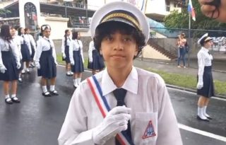 La estudiante Rosanel Quiroga en el desfile del 4 de noviembre. 