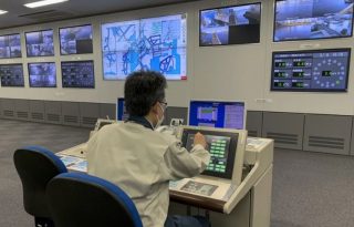 Un centro de control desde el que se controla en remoto el funcionamiento de algunos mecanismos, como las compuertas de los canales por posibles terremotos. Foto: EFE