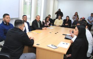  El Minsa y la CSS se reunieron con los representantes de los estudiantes egresados de medicina. Foto: Cortesía
