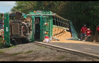 El camión, debido a su tamaño y carga pesada, bloqueó gran parte de la carretera, afectando a decenas de conductores que se desplazaban hacia comunidades del litoral mariateño. Foto. Melquíades Vásquez