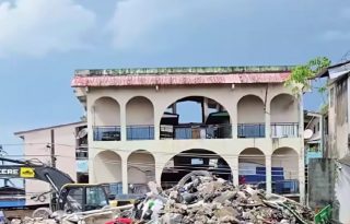 En el caso de este edificio, la demolición generó empleo temporal para colonenses, además de ingresos por la recuperación y venta de hierro. Foto. Diómedes Sánchez