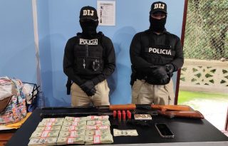 Se decomisaron armas y dinero. Foto: Cortesía