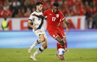 José Fajardo (d) de Panamá disputa el balón con Nicolas Samayoa de Guatemala, durante el partido  de ida entre ambos equipos. Foto:EFE