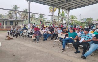 Este sábado, muchos colonenses se han trasladado hacia esta población de Miguel de la Borda, desde diferentes partes de la provincia de Colón, en busca de una oportunidad laboral.  Foto. Diómedes Sánchez