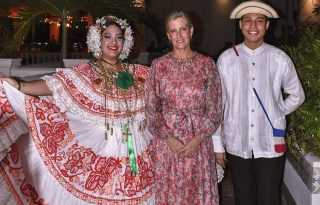 La duquesa de Edimburgo disfrutó de una pieza típica. Foto: Cortesía/Embajada de Reino Unido