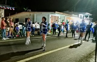 En Chitré, cerca de 15 bandas independientes desfilaron por las principales calles del distrito, compartiendo su música tradicional, coreografías y coloridos uniformes, en una jornada que llenó de energía el centro de la ciudad. Foto. Thays Domínguez