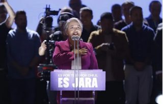La candidata presidencial del pacto Unidad por Chile, Jeannette Jara, en el acto de cierre de campaña, en Santiago, el pasado martes. Foto: EFE/ Elvis González