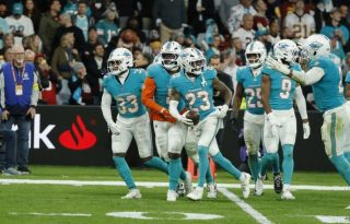 El jugador del Miami Dolphins Jack Jones (cent.), durante el partido contra el Washington Commanders. Foto: EFE