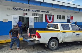 El cuerpo del occiso quedó en las instalaciones de la Policlínica de Sabanitas para que se realizara el levantamiento por parte de los funcionarios de criminalística. Foto. Diómedes Sánchez