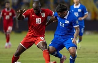 El panameño Cecilio Waterman (izq.) disputa el balón ante un salvadoreño Enrico Dueñas en el juego realizado en el estadio Cuscatlán. Foto: FPF