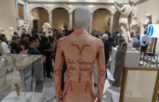 Traje que forman parte de la exposición del Costume Institute de primavera de 2026. Foto: EFE / Ángel Colmenares 