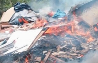 Según los vecinos, en este botadero clandestino los materiales son incinerados para extraerles el metal que poseen. Foto. Eric Montenegro