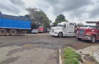  Aseguran que, pese a estar legalmente constituidos, continúan siendo excluidos mientras se contratan a camiones provenientes de otras provincias. Foto. Thays Domínguez