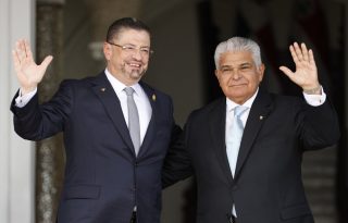 El presidente de Costa Rica, Rodrigo Chaves Robles junto a su homólogo de Panamá, José Raúl Mulino, en Ciudad de Panamá. Archivo/EFE