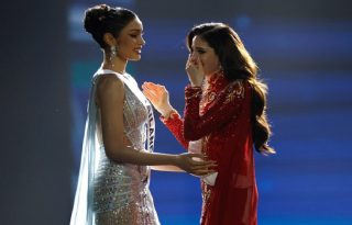 La mexicana Fatima Bosch reacciona tras ser coronada Miss Universo junto a la primera finalista, la tailandesa Praveenar Singh durante la 74.ª edición de Miss Universo 2025. EFE