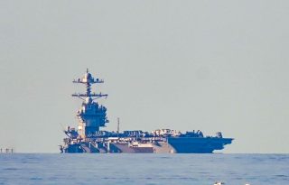 Portaaviones USS Gerald R. Ford entrando en el fiordo de Oslo, en Jeloya (Noruega). EFE/Archivo