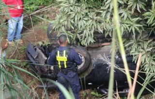 Un vehículo de color negro cayó por un barranco y el conductor Cristian Alexander Gradanos, de 48 años, falleció, luego de que su vehículo se salió de la carretera y cayera por un barranco. Foto. Eric Montenegro