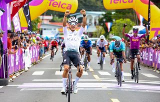 Jason Huertas cruza la línea meta en la tercera etapa. Foto: Fepaci