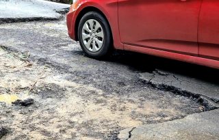 Los huecos en las cías han causado serios daños a los vehículos. Foto. Thays Domínguez