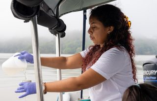 Tesistas recolectan muestras de plancton. Foto: EFE