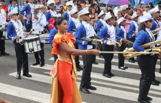 Debido a la masiva asistencia de bandas escolares, la Junta de Festejos y Efemérides Patrias tomó la decisión de no incluir en el desfile del 28 de noviembre a las bandas independientes. Foto. Eric Montenegro