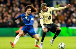 El jugador del Chelsea, Marc Cucurella, disputa el balón contra  Lamine Yamal, del Barcelona. Foto: EFE