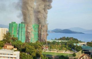 El incendio ha supuesto la movilización de más de 140 camiones de bomberos. Foto: EFE