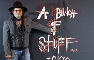 Johnny Depp ante el cartel de su exposición 'A Bunch of Stuff' en Tokyo. EFE/