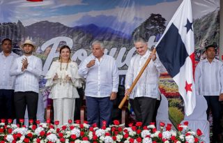 El ministro  Juan Carlos Orillac  es el abanderado de la fecha.  Foto: Presidencia