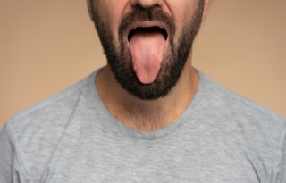 Tomar poca agua provoca mal aliento. Foto: Ilustrativa / Freepik