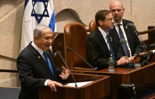 Benjamin Netanyahu (I), en la apertura de la sesión número 25 de la Knesset y el presidente israelí, Isaac Herzog (C). EFE