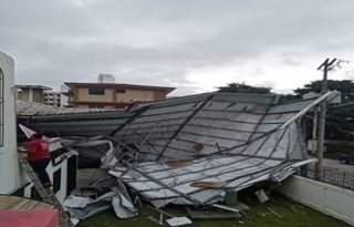 En la provincia de Colón, se reportaron desprendimientos de techos y obstrucción de vías por caída de árboles y deslizamientos. 