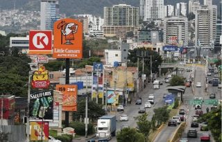 Fotografía de una avenida, en Tegucigalpa (Honduras). Foto: EFE/ Gustavo Amador