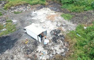 El titular de MiAmbiente dijo que quienes se dedican a trasladar basura y llantas a Playa Chiquita son “criminales”. Foto. Eric Montenegro