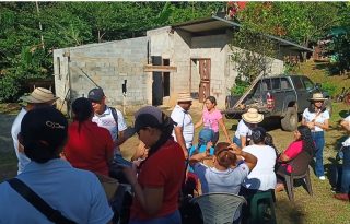 Los docentes emprendieron la construcción y el equipamiento de una vivienda para Lineth Batista, alumna de séptimo grado de la escuela CBG Santa Fe. Foto. Melquíades Vásquez