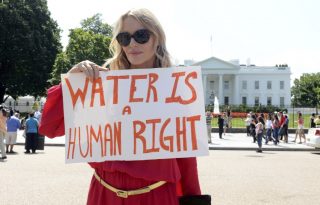 Daryl Hannah con un cartel en el que se puede leer 'El agua es un derecho de la Humanidad' en 2013. Foto: EFE / Michael Reynolds